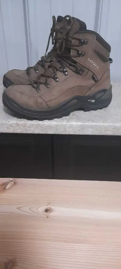WOMEN LOWA GTX RENEGADE BOOTS. size 9 , View more