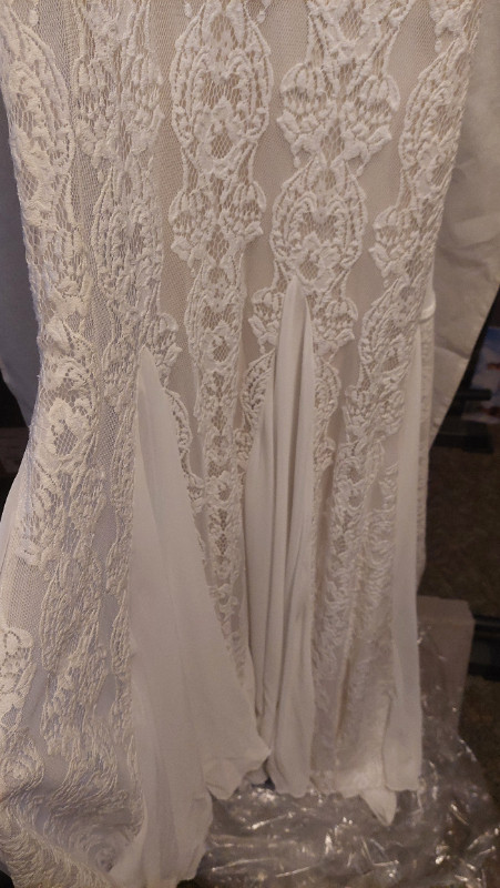 Lace wedding dress in Wedding in Barrie - Image 3