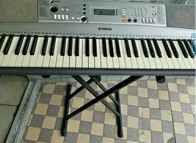 YAMAHA  psr-e313 61 keys +base/prend ech. audio 70s ou high end, View more