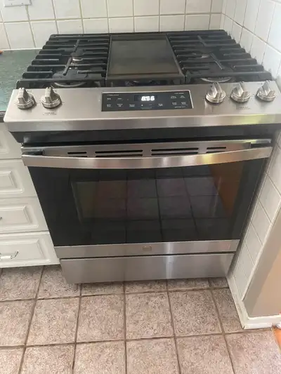 GE oven model JGSS66SEL3SS is a 30-inch slide-in gas range with a stainless steel finish. It feature...