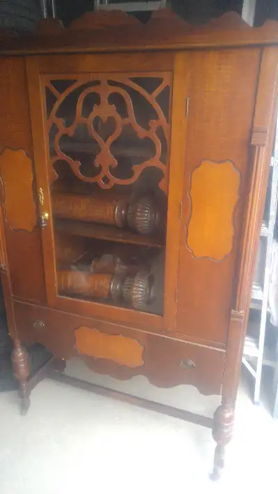 Meuble cabinet vaisselier antique Bibliothèque en noyer. largeur 39 pouces...100cm hauteur 63 pouces...