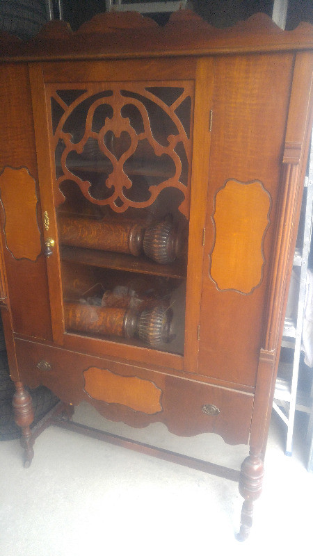 Vaisselier buffet antiquité Bibliothèque en noyer antique dans Buffets et vaisseliers  à Laurentides