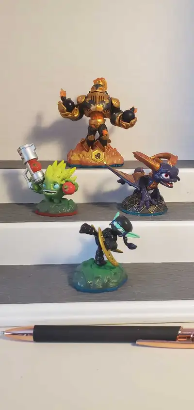 figurines 5$ chacune (ligne 1 et 2) / rangée du haut (dernière) 10$ (ligne 3)