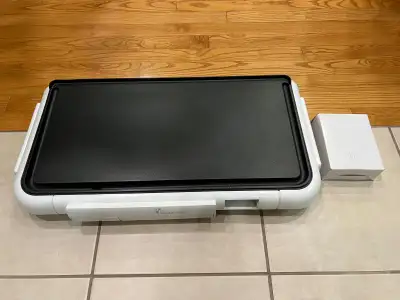 Lightly used Toastmaster electric griddle Price is $40 Feel free to call or text me for further inqu...