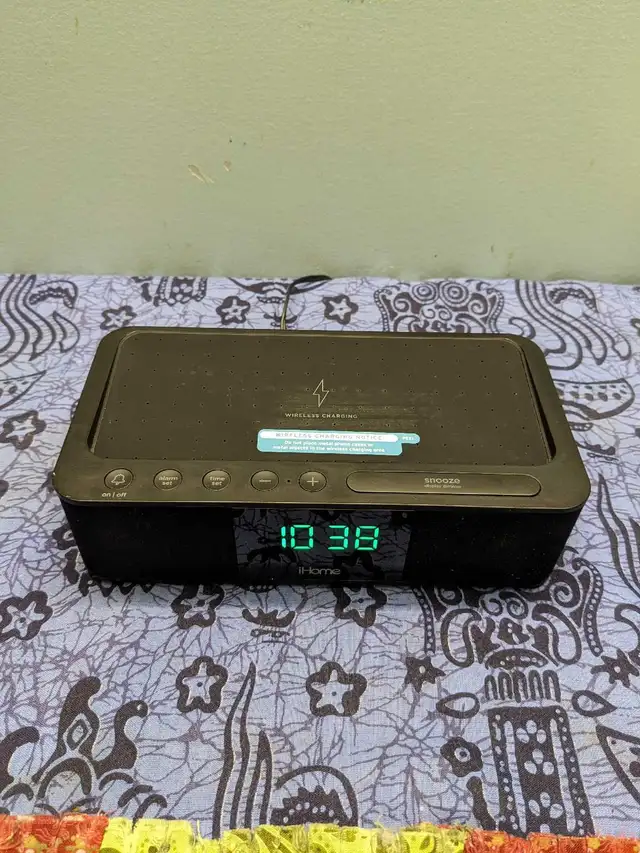 iHome Wireless Charging, Alarm Clock in General Electronics in Ottawa - Image 2
