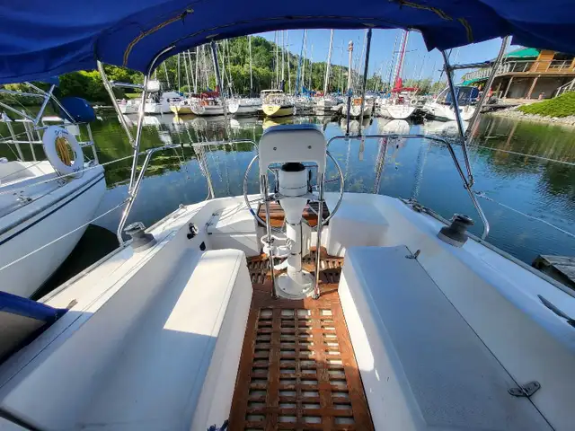 1985 Sailboat - Hunter 28.5 in Sailboats in City of Toronto - Image 7