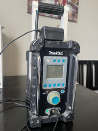 Makita 12v radio with adapter 
