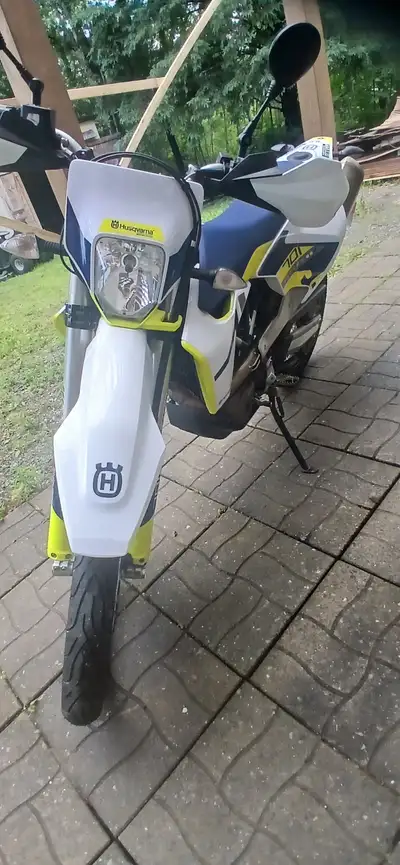 Cette moto se distingue par sa légèreté, sa puissance et sa grande maniabilité, parfaite autant pour...