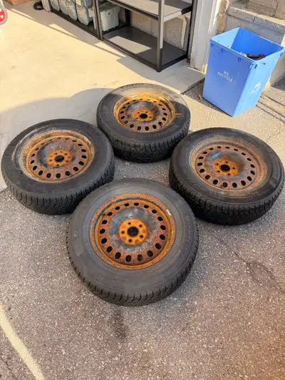 235-65-17 Michelin X ice Honda Crv/ Toyota RAV4 winter tires. Tpms sensors installed. 8/32 tread eve...