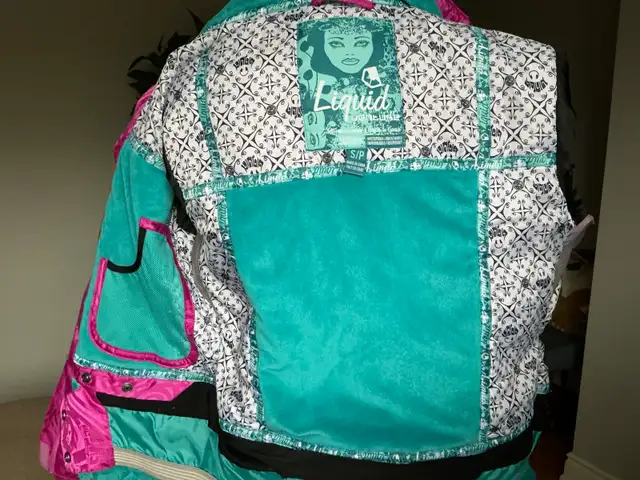 women’s ski jacket S in Women's - Tops & Outerwear in City of Toronto - Image 4