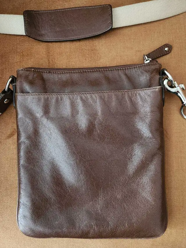 Vintage Coach Leather Crossbody  in Women's - Bags & Wallets in Oakville / Halton Region - Image 5