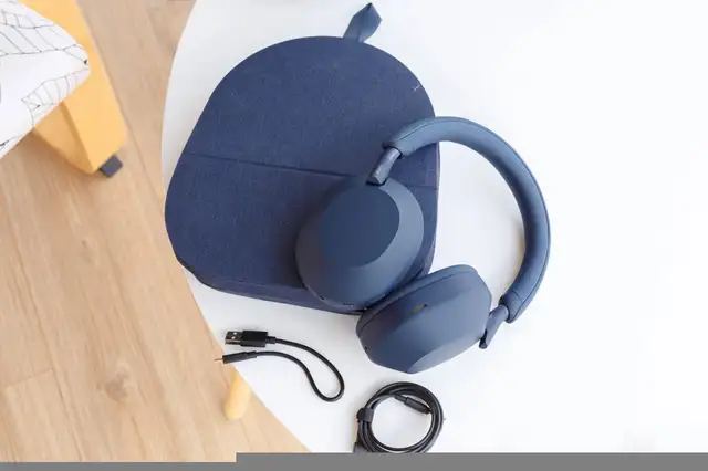 Sony WH-1000XM5 Wireless Noise-Canceling Headphones, Bluetooth, in Headphones in Kitchener / Waterloo - Image 5
