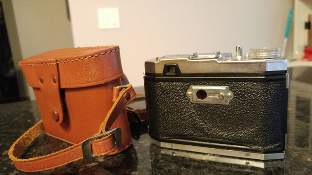 Anny-44 127 roll film camera and case in Cameras & Camcorders in City of Toronto - Image 3