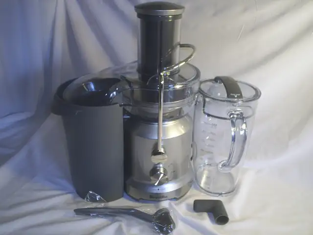 Juice Fountain Plus in Processors, Blenders & Juicers in Sarnia - Image 7