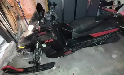 Runs perfect with all maintenance done as needed ajustable Air Ride suspension. -double studed track...