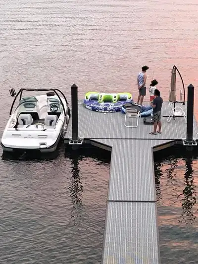 Great condition, 2006 207LS Reinell runabout. Black, white and grey. Stern drive. 5.0L Volvo Penta e...