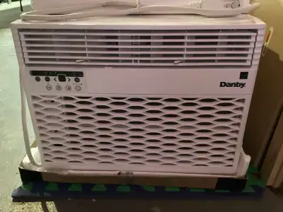Climatiseur de fenêtre-  Danby 10 000 BTU comme neuve., View more
