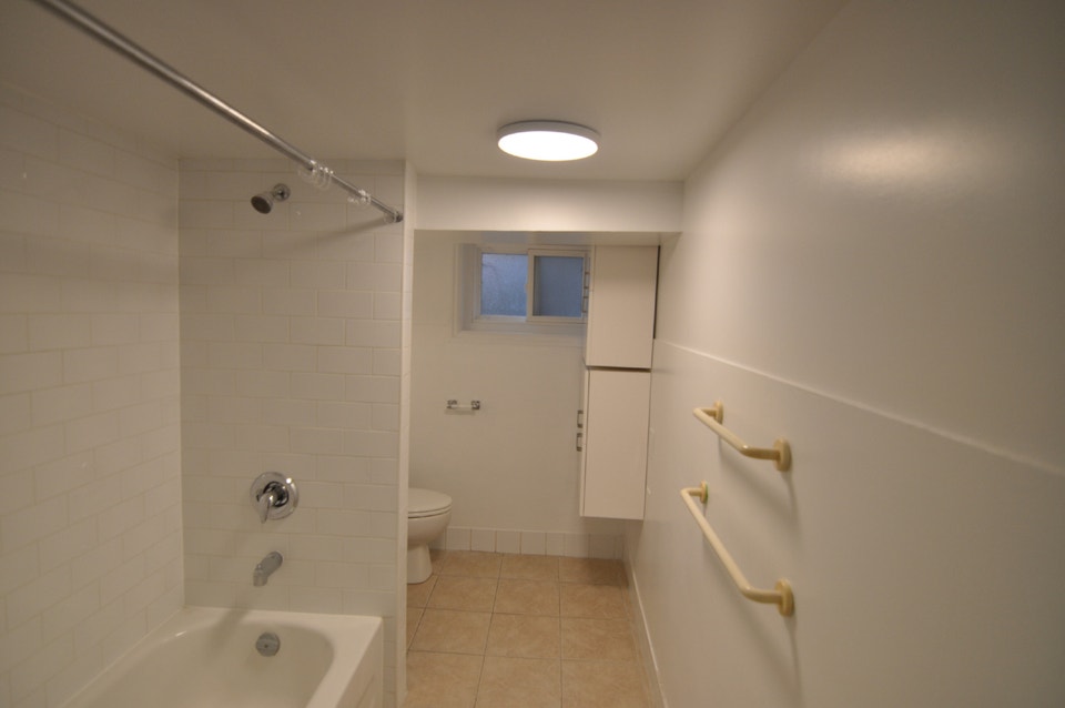Spacious 2 Bedroom Basement Apartment - Toronto Beaches Area 5