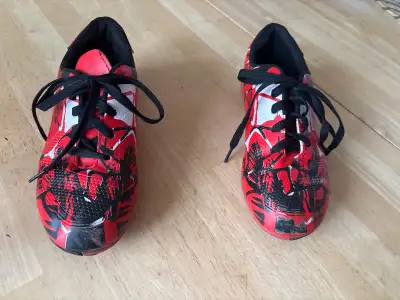 Soulier de soccer peut jouer autant l’extérieur que à l’intérieur pas beaucoup utiliser Taille des s...