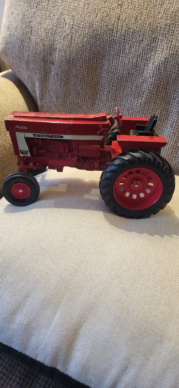 Vintage first edition Ertl Farmall tractor 966 in Arts & Collectibles in Calgary