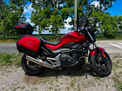 Gorgeous, kept indoors, <30K KM Apple CarPlay/Android Auto Front/Rear Dash Cam Factory Panniers, eas...