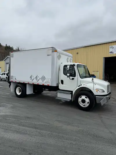 2017 Freightliner M2 106 Box Truck w/ Liftgate HYDRAULIC BRAKES !! : Class 5 License !! Safety Inspe...