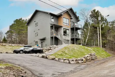 *1,500.00$/mois* 5 1/2 à louer, disponible dès le 1 juillet 2025 (au rez de jardin) Situé à Mont-Bla...