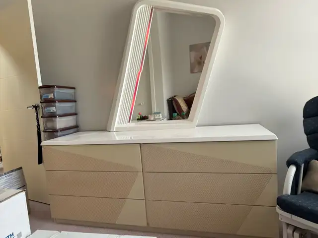 retro dresser with light up mirror in Dressers & Wardrobes in Strathcona County - Image 4