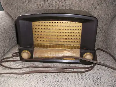 Antique and believed to be from 1948--General Electric mantle or table top TUBE Bakelite Radio--Mode...