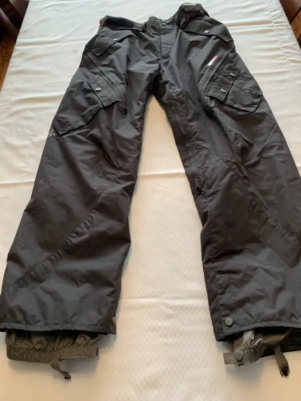 Men’s 686 Ski/Snowboard Jacket With Liner & Foursquare Pants. in Ski in Edmonton - Image 9
