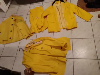 IMPERMÉABLE HABIT DE PLUIE GRANDEUR MÉDIUM 5$ DU MORCEAU, View more