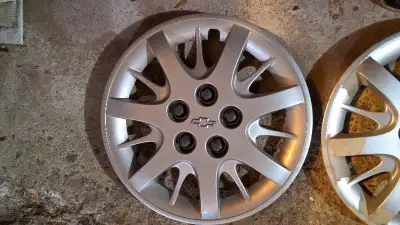 3 enjoliveurs / hub caps. 16" Chevrolet. $10 chaque / each Proviennent de / Come from: 2002 Impala