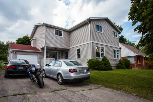 LUXURY LIVING AT GREAT LOCATION & PRICE! <1 MIN (<500M) WALK TO BOTH UW AND WLU!! - Large bright abo...