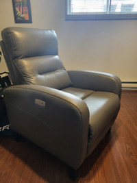 LEATHER POWER RECLINER * FAUTEUIL INCLINABLE EN CUIR