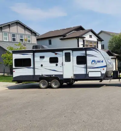 Excellent condition, well maintained 20FT Puma XLE Lite. Queen bed, dinette converts into another al...