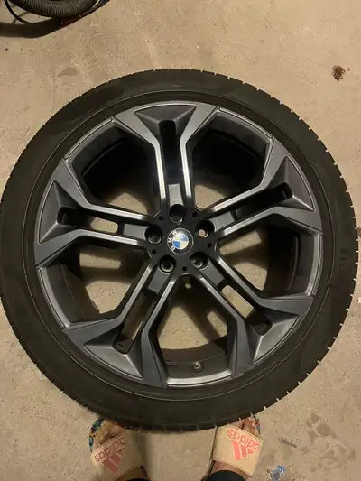 BMW x5 2019 tires and rims 85% One season used One tire comes with hole on top 275/40/r21 325/35/r21