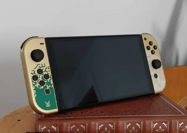 Nintendo Switch OLED Special Edition Zelda in Nintendo Switch in Laval / North Shore - Image 2