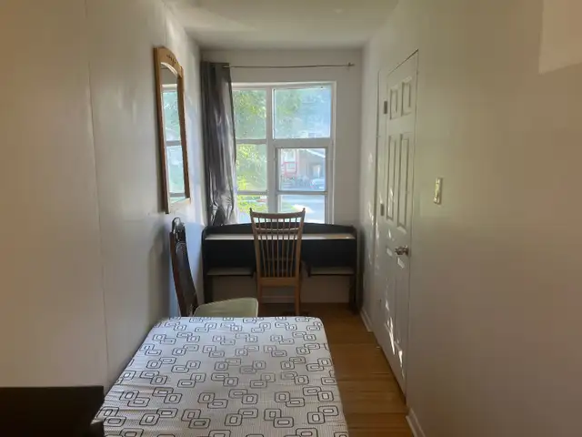 BRIGHT ROOM MAIN FLOOR-1min TO PLAZA STEELES/BATHURST NEAR BUS