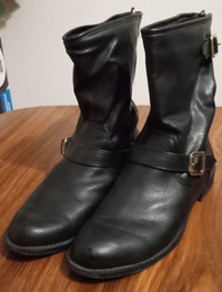 Ladies Dexter (med. High) boot, black, size 9 1/2" zippered back