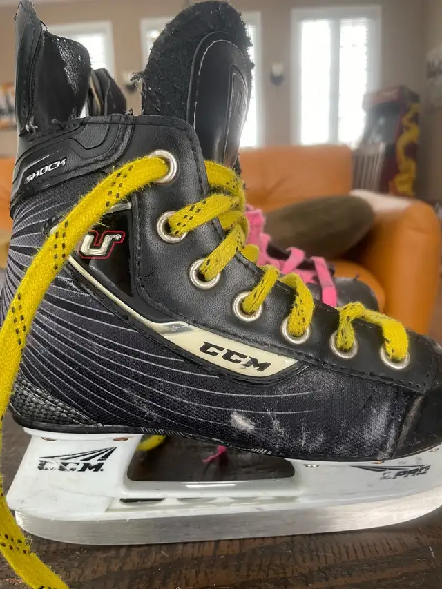 ccm shock youth size 12 hockey skates in Hockey in Ottawa - Image 5