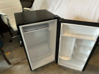 Refrigerator: Bar fridge or Dorm Fridge