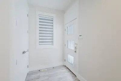 3 Bedroom 2.5Bathroom Main floor in Mckernan area for rent