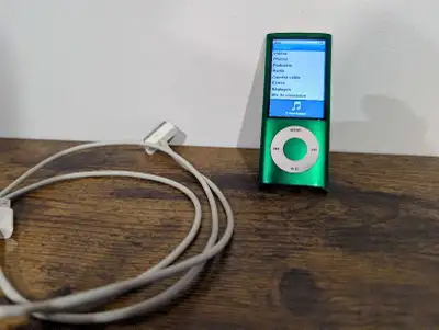 Apple iPod Nano 5th Generation 8GB vert MC040C. En excellent état et Fonctionnel. Vient avec son cha...