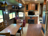 5th wheel Trailer in excellent condition. 2014 Sandpiper model