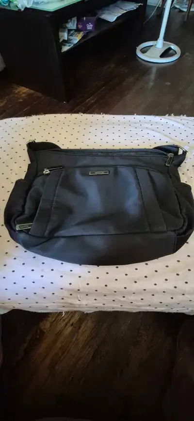 This is a Roots black crossbody bag, perfect for everyday use! It features multiple compartments to...