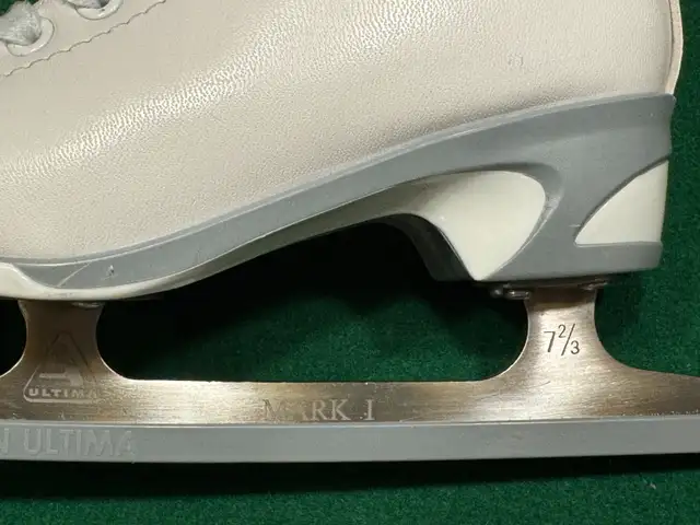 Jackson Girls' 151 Finesse Ice Skates, nearly NEW, size 13J in Skates & Blades in Hamilton - Image 4