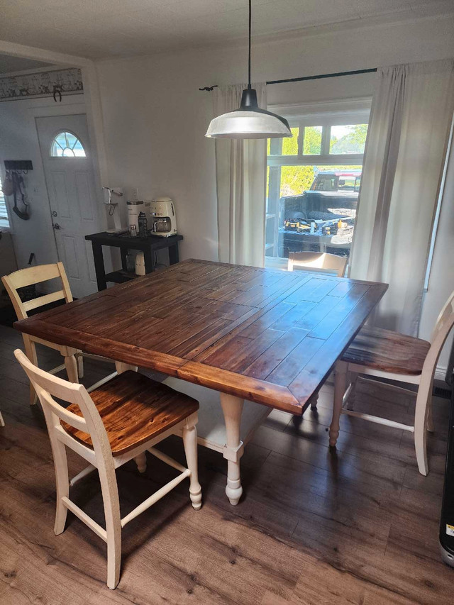 Kitchen table in Dining Tables & Sets in Comox / Courtenay / Cumberland