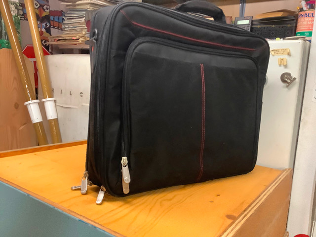 Computer Carrying Case in Laptop Accessories in Comox / Courtenay / Cumberland - Image 2