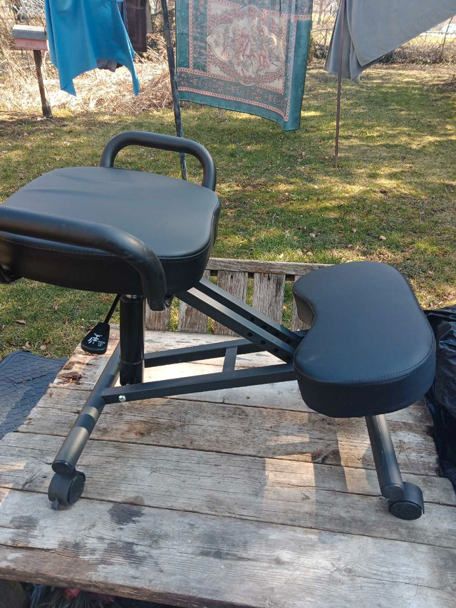 Ergonomic Kneeling Chair, Thick Pads, Adjustable Height in Chairs & Recliners in Oshawa / Durham Region - Image 2