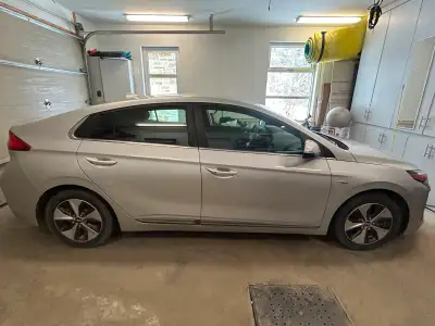 Car in Excellent condition. Summer and winter tires included